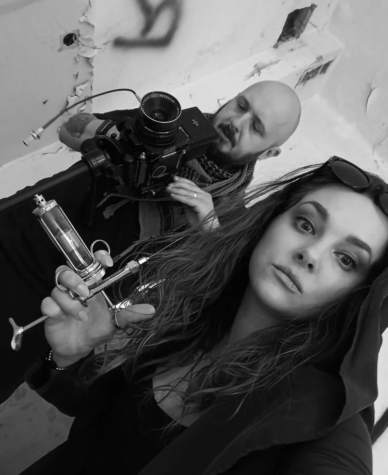 Dominika Swr und Paweł Masnyk in einem verlassenen Krankenhaus.